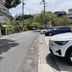 ル・ミリュウ - 階段を挟んで両側に停められるよ、ちなみにハチワレの車は写ってない方に停めた