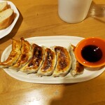 Koshitsu Niku Ando Gyouza Baru Tsubasa - 焼餃子。追加１つ200円。