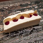 リナシメント - 『オーム乳業』クリームチーズテリーヌ グリオットソース シャルトリューズ