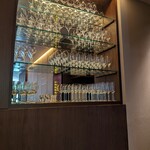 リナシメント - 綺麗に整列されたワイングラス