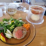 Sghr cafe Kujukuri - 右にあるのがスープの入った器で 持ち上げると熱々のパンがありました(*_*) 二重になっているので保温効果が高いのかな？