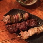 鳥勝 - ねぎま、はつ　各１本100円　せせり　150円