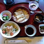 鰻割烹 伊豆栄 - 白焼丼
