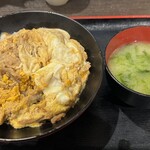 資さんうどん - 親子丼（あおさみそ汁付）710円