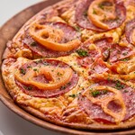 新鮮番茄和意式臘腸披薩