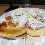 totono cafe - トトノパンケーキプレーン(1700円)＋バナナのキャラメリゼ(200円)を追加