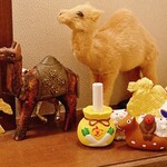 森のらくだ - 久々にお手洗いのらくだとウマ