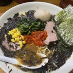 あけぼのラーメン - 生唐辛子ラーメン岩のりトッピング　トマトやクミンなどの風味で、ビンダルゥーペーストのようなものが乗っていますね。全く辛くはありません。不思議とマッチしてとても美味しいですよ！