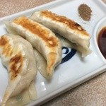 浅草名代らーめん 与ろゐ屋 - 鶏肉の餃子はいやみがなくいくらでも食べられそうです