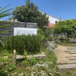 オドーリ・キッチン - 海沿い、小高い丘の上にあります