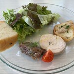 オドーリ・キッチン - 前菜盛り合わせ。サラダ(奥右)、フォカッチャ(左)、なめろう(手前左)、チキン(手前中央)、シーチキンカナッペ(手前右)