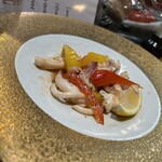 海人 - イカゲソバター炒め。イカゲソは焼き、フライ、炒め、酢味噌和えとありました。