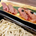 和牛 三国家 - 尾崎牛（左側2貫）と赤城牛（右側2貫）の炙り肉寿司