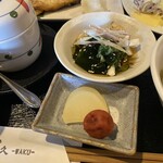 和久 - 小鉢は具沢山のワカメの酢の物