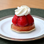 フランス菓子 パティシエ ショコラティエ イナムラショウゾウ - 料理写真:タルトフレーズ＠税込690円│祝日14:50頃訪問→15:04頃入店