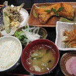 めのじや - 鮭のかま焼きと天ぷらの定食￥1,000