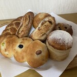 天然こうぼぱん とことこ - 手前の3色お豆ぱん、オヤツにぴた。りんこ屋根(^^)v