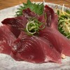 かつ田 - ケンケンで釣り上げた近海のかつおの造り1000円。子供の頃は、毎日たらふく食べていたかつおの刺身。今はとても貴重！