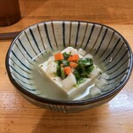 ぶつをのうどん - 待っている間に冷奴サービス