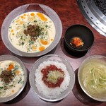 士士 - 坦々麺は奥が大、手前が中。