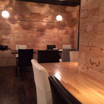 Wine Bar Ke Qoo - それなりの人数でも楽しめるテーブル席。