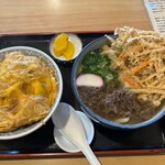 Chiyoutarou - で、到着。
                        カツ丼に肉ごぼう天うどん。