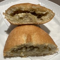 Russian Restaurant ROGOVSKI 銀座 - 茹で玉子とひき肉のピロシキ　断面