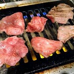 Yakiniku Ushikane - 写真はタンも焼いてます。真ん中がうしかねランチのお肉です。