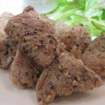 Kanoya - 豚もも肉は一晩塩漬けにしてからコショウを振って焼いてるとのこと。