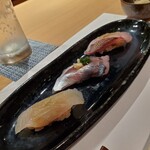Sushi Akademi Itsuki - ひらめの昆布〆、あじ、いさき炙り