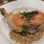 料理・ワイン イバラキ - “若鶏もも肉のコンフィ”。皮がパリッ。鶏肉の旨み凝縮。定番の美味しさは期待を裏切りません。