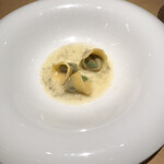 テアトロ ディ マッサ - 鮎のペースト入りラビオリ！ワインが進む感じで、わたしはブラックオリーブがほしくなりました！あゆと一緒に練り込んでくれたらもっと嬉しい〜