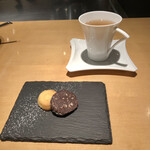 テアトロ ディ マッサ - めちゃくちゃ美味しかった子菓子！なんかとてもサクホロっとして美味しかったクッキーと、一口なのにものすごく食べ応えのあるしっとりしたチョコのお菓子！歴代で一番好きな子菓子でした！