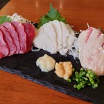 肉系居酒屋 肉十八番屋 - 馬刺し3種盛り合わせ（赤身、コウネ、フタエゴ）