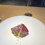 テアトロ ディ マッサ - 鮪の藁焼き、茴香と甘い八朔。まったく臭みのない爽やかで美味しい鮪だったので、わたしは酸っぱい柑橘のソースに浸された微塵切りの新玉とかで食べるたくなりました！マグロの藁焼きがものすごく美味しかった！