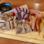 Niku Kei Izakaya Niku Juuhachi Banya - 炭焼塊肉おまかせ5種盛り（牛ミスジ、桜姫どり、炭火豚肩ロース、ベーコン、ソーセージ）