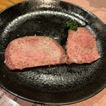 焼肉問屋 牛蔵 - 特上タン塩、4枚入ってますが食べてから気づいたから2枚
