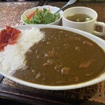 アーモンド - カレーライス 全景。
            このレヴェルのデカ盛りカレーライスがサラダ、スープ、ドリンク付で1000円切るのは圧巻のコスパ