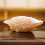 日本橋蛎殻町 すぎた - ◇春子鯛 血鯛の幼魚。 むっちり絶妙な脱水加減はややえんみ方向に旨味を導き、シャリの酸味で引き立つキリッとした美味しさ！ 江戸前鮨として綺麗なフォルムと味わいを見事に一致させる。