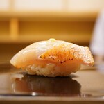 日本橋蛎殻町 すぎた - ◇金目鯛 口に入れた瞬間に炙った香りが鼻から抜けて、思わず感じる吐息に悶絶！ 噛みしめる度に脂に乗せた旨みが滲んで、カラシを起点として味のバランスを形成させる。 金目鯛の美味しさを余すことなく表現した素晴らしき握り。