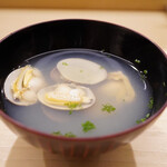 日本橋蛎殻町 すぎた - ●浅利のお椀 小葱が香りながら、澄んだ中にあるコクが沁み入る味わい。