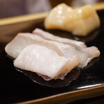 日本橋蛎殻町 すぎた - ◆鮃（青森） 口に入れると弾むようなプリプリとした食感をグリップすると引き出される甘旨味。 その脂は綺麗な余韻へと誘う。添えた山葵もキリッと美味しい清涼感。 縁側のコリコリ感も美味しい！