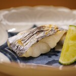 日本橋蛎殻町 すぎた - ふんわりと焼かれた皮目に纏わせる塩気。そのえんみが輪郭をつくるようにしっかり伝わる旨味。 酢橘で引き締めても尚引き立つ身の味。