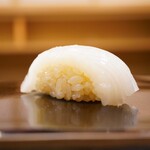 日本橋蛎殻町 すぎた - ◇アカイカ 両面ともに丁寧に包丁を入れることで、甘みが全面にグッと押し出され、塩で旨味を引き立てるように凛とした美味さで溢れる。 身も美味いがシャリも負けずと美味しい！