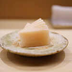 日本橋蛎殻町 すぎた - ◆ガリ 小さな一枚でも驚くほどに瑞々しく、そして小気味よく辛さを響かせる。 生姜の旨さと香りのバランスが一口にあふれるように一瞬で口をリセットさせる美味しいガリ。