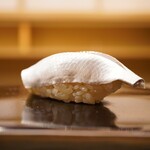 日本橋蛎殻町 すぎた - ◇小鰭 身の旨味を引き出すに値する最高の〆加減。 シャリの纏まりによって込み上げる酸味とジュンワリ溢れる旨味が合致すると、圧倒される旨さへと惹き込まれる。 お手本とさせるほどに素晴らしい小鰭！