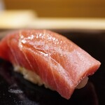 日本橋蛎殻町 すぎた - 噛むほどにシャリの酸味とトロの香りが同調していき、悩ましき旨さを込み上げるように味を爆発！ シャリを染める旨みは余韻にまでも綺麗に繋いでくれる。極上！