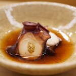 日本橋蛎殻町 すぎた - カラシをアクセントに、甘すぎず蛸の味を主張させ、咀嚼の一つひとつに香りが心地よく込み上げる。 皮はゼラチンのように柔らかく、身は食感を持たせた絶妙な火入れ。