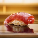 日本橋蛎殻町 すぎた - ◇赤身 漬け 厚みよりも幅の広い身を折りたたみ、その実直に伝わる旨味をダイレクトに届ける。 シャリとのバランスの良さが際立つ一貫。