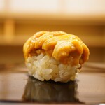 日本橋蛎殻町 すぎた - ◇バフン雲丹 崩れやすいとのお言葉に、手にした瞬間に感じる大将との共鳴。 極クリアに口どけていけば、キリッとした味わいにシャリが染まり膨らんで着地する美味しさ。